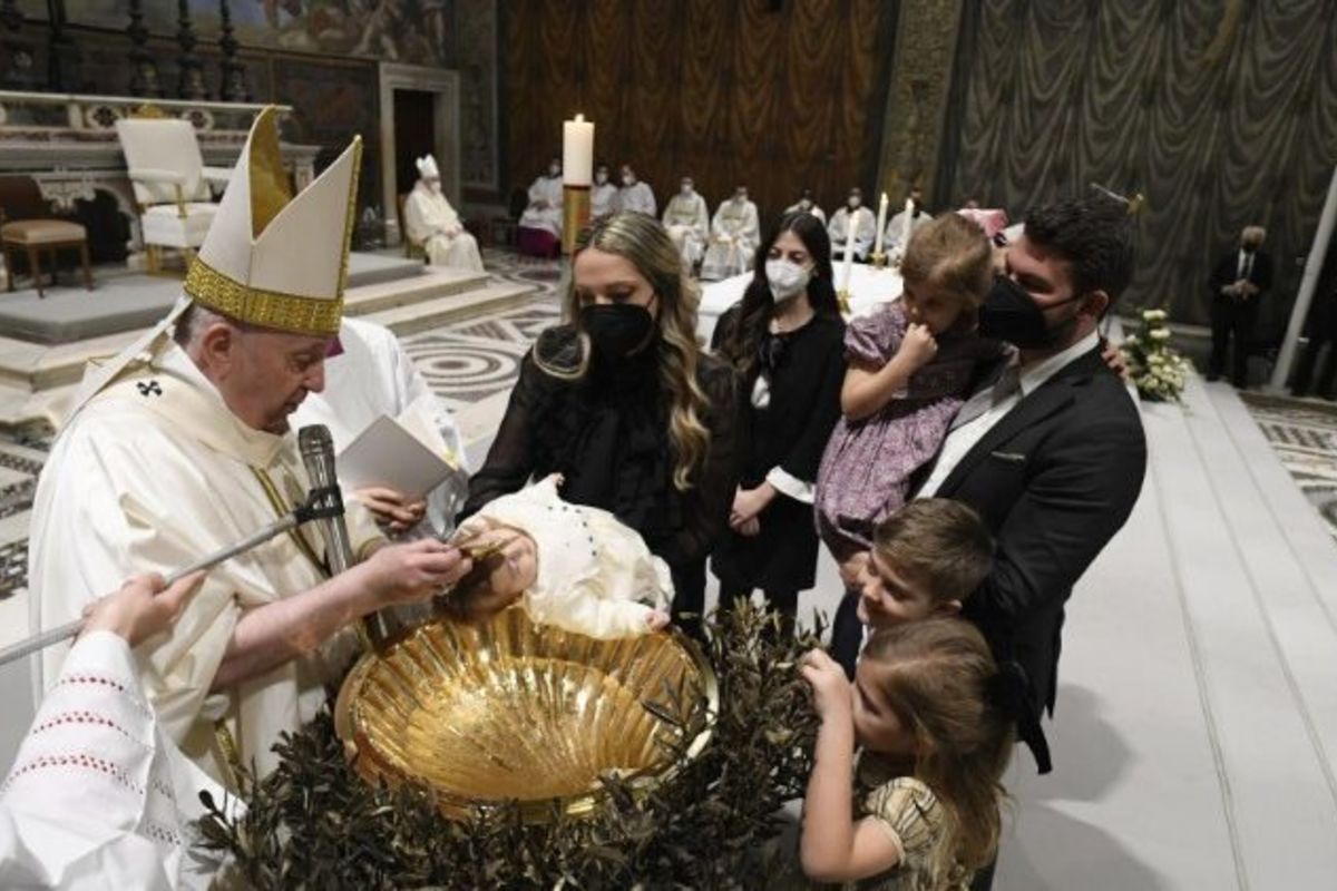 Берегти християнську ідентичність своїх дітей: Папа відновив традицію уділення Таїнства Хрещення у Сикстинській капелі