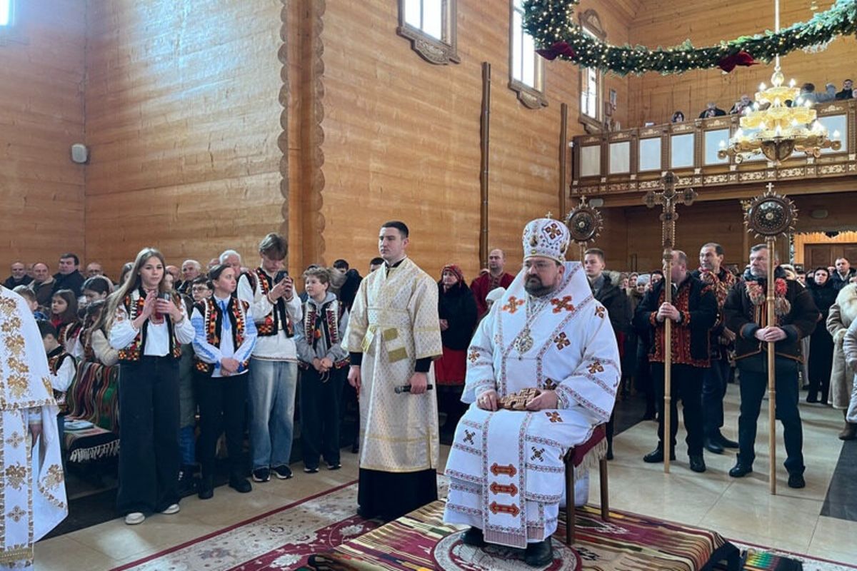 Архиєрейський візит з гуцульською традицією: єпископ Петро Голіней очолив Літургію на свято Святого Василія у Косові