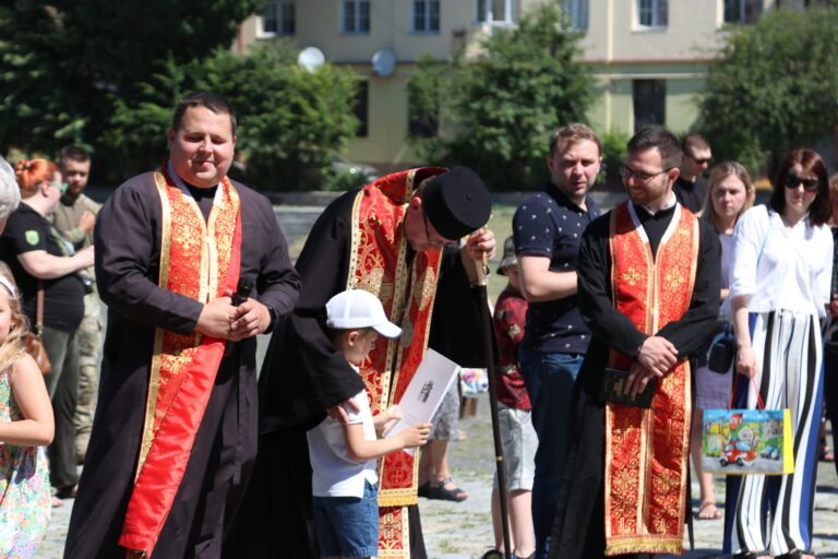 Владика Володимир Груца під час молитви за загиблих захисників і захисниць на кладовищі