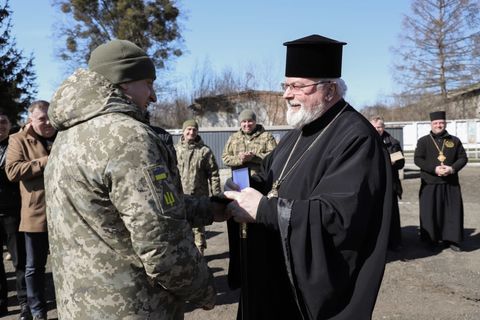 Стрийські єпископи Тарас Сеньків і Богдан Манишин привітали військових зі святом