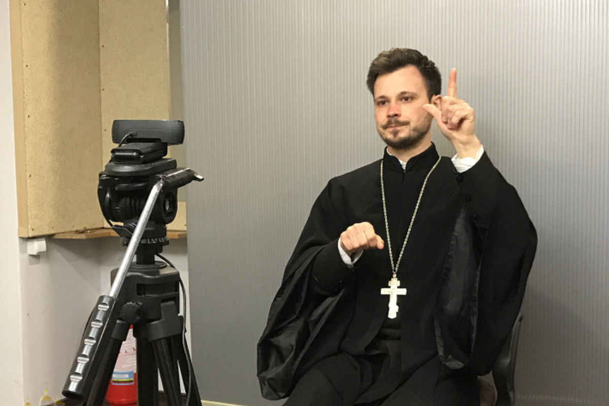 Вперше трансляція Літургії у день Великодня на «Живому ТБ» супроводжувалася синхронним перекладом жестовою мовою