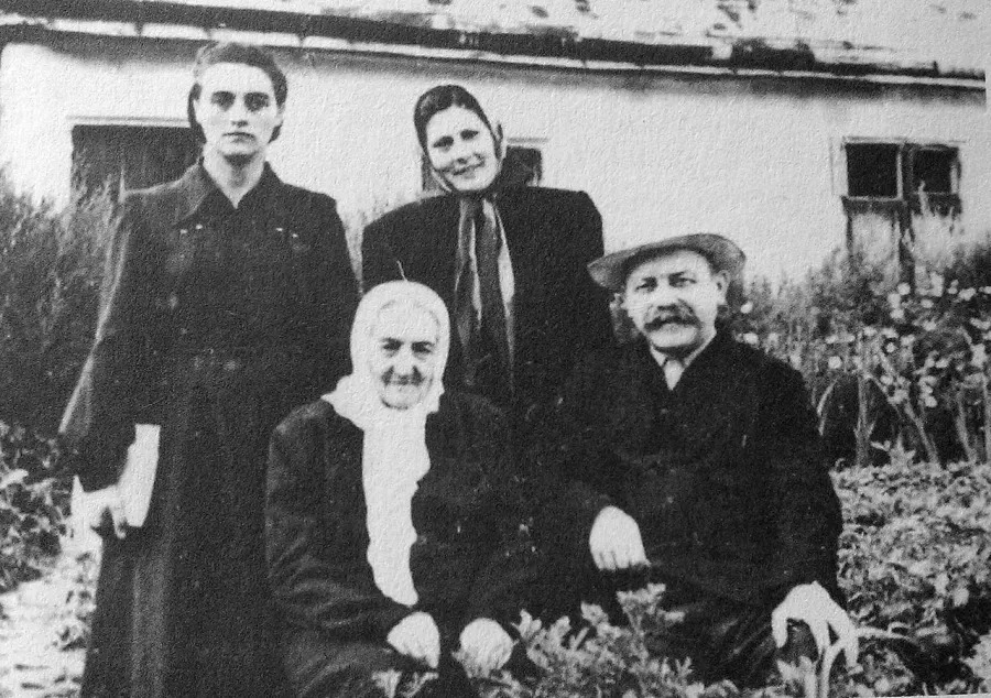 Отець Василь Величковський з матір´ю та сестрами, 1955 рік
