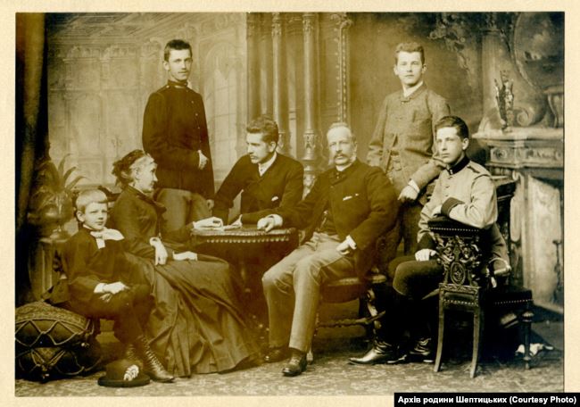 Родина Шептицьких перед вступом Романа у монастир, 1887 рік