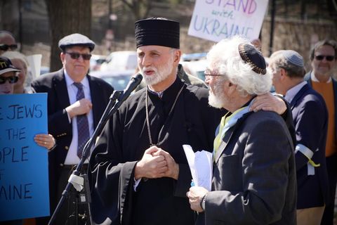 Євреї для народу України: молитва та співи перед Посольством Росії у Вашингтоні за участі українського єпископа