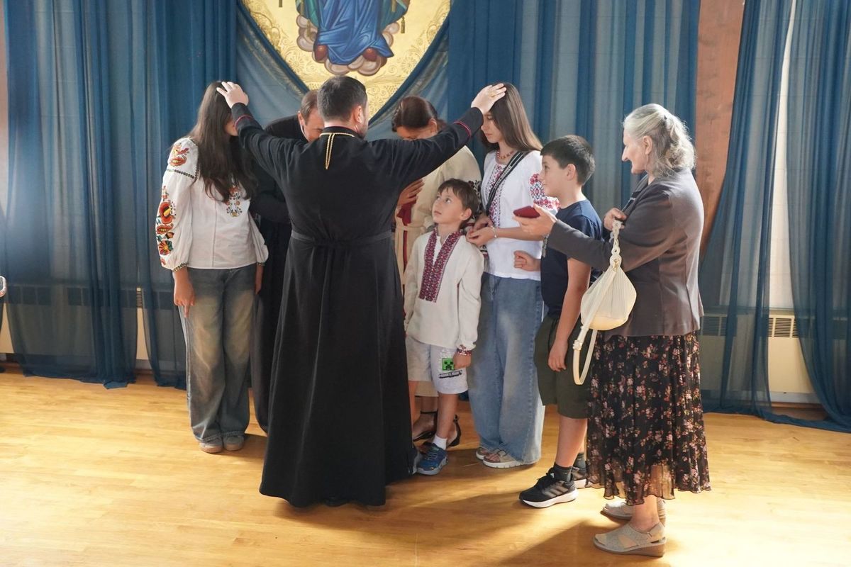 Кардинал Микола Бичок благословляє вірних у Філадельфії, 14 вересня 2025 року.