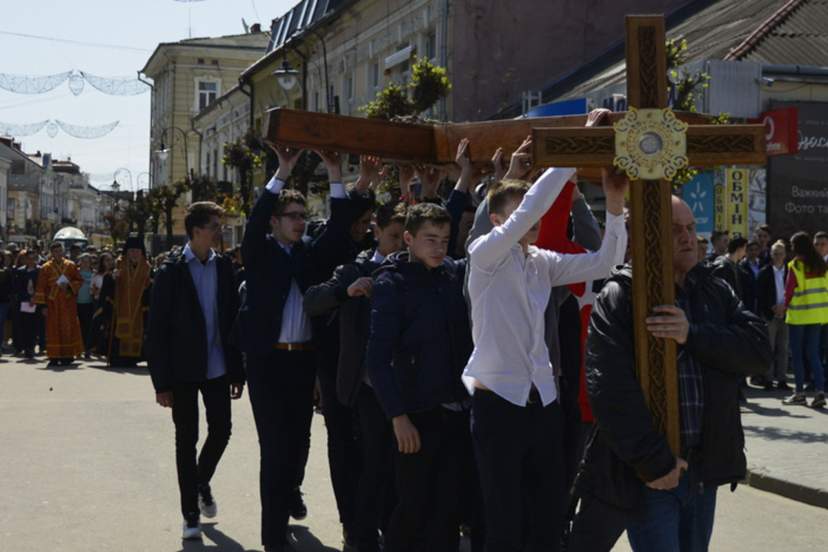 Молодь та школярі Коломиї із владикою Василем Івасюком пройшли Хресною ходою