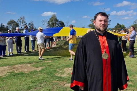 Кардинал Микола Бичок з громадою розгорнули гігaнтський прaпор Укрaїни в Австрaлії