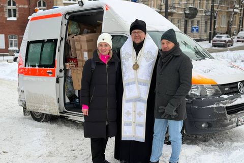 У Львові освятили автомобіль допомоги з Ганновера для прифронтової зони