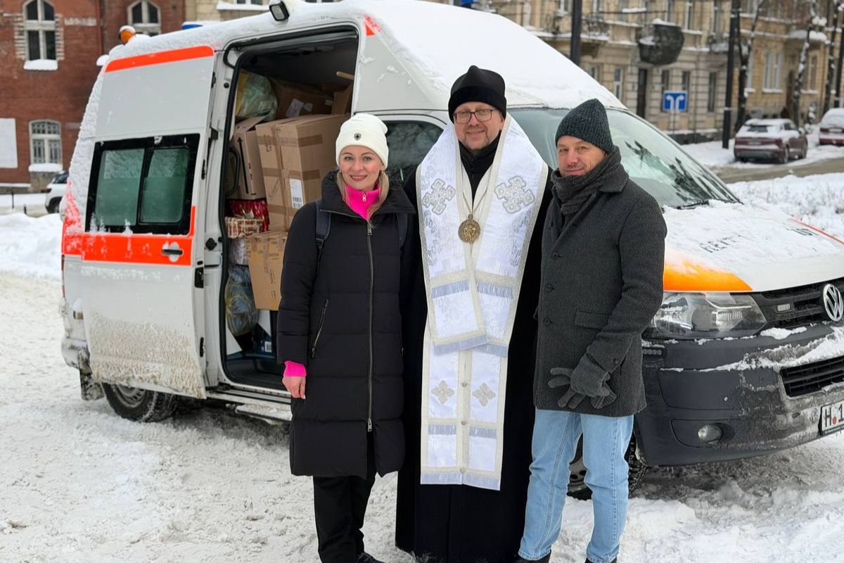 У Львові освятили автомобіль допомоги з Ганновера для прифронтової зони