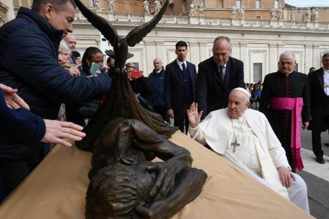 З нагоди Всесвітнього дня бідних Папа поблагословив скульптуру «Притулок»