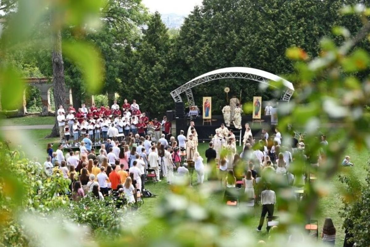 Молитва та діалог: у Митрополичих садах у Львові відбувся День молоді