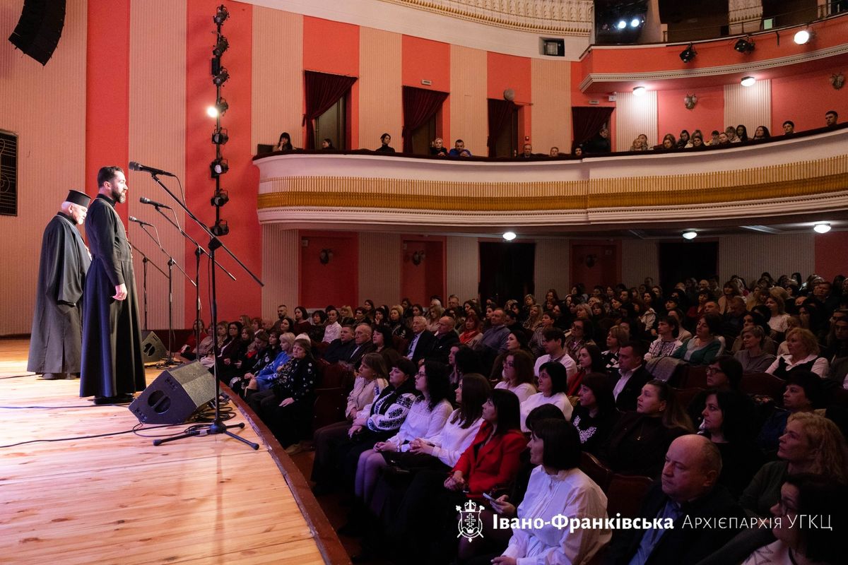 «Ви — ті, хто приносить світло туди, де панує темрява», — єпископ Микола Семенишин привітав працівників соціальної сфери