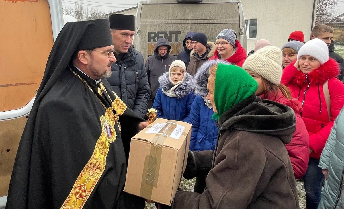 Владика Михайло Бубній, екзарх Одеський, роздає продуктові набори від Патріаршої фундації "Мудра справа"