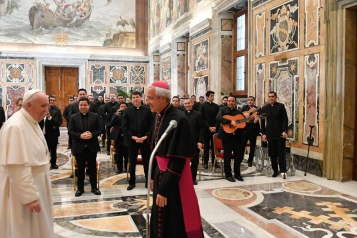 Папа Франциск: священник повинен бути людиною співчуття і братерства