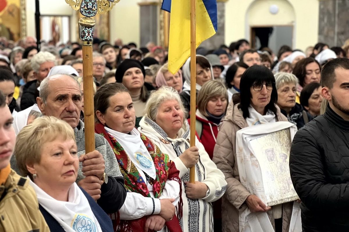 Материнська молитва за Україну: близько тисячі матерів здійснили прощу до Зарваниці