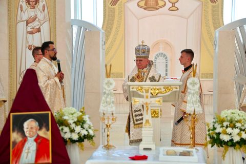 Мощі святого папи Івана Павла ІІ урочисто передали до Старуні