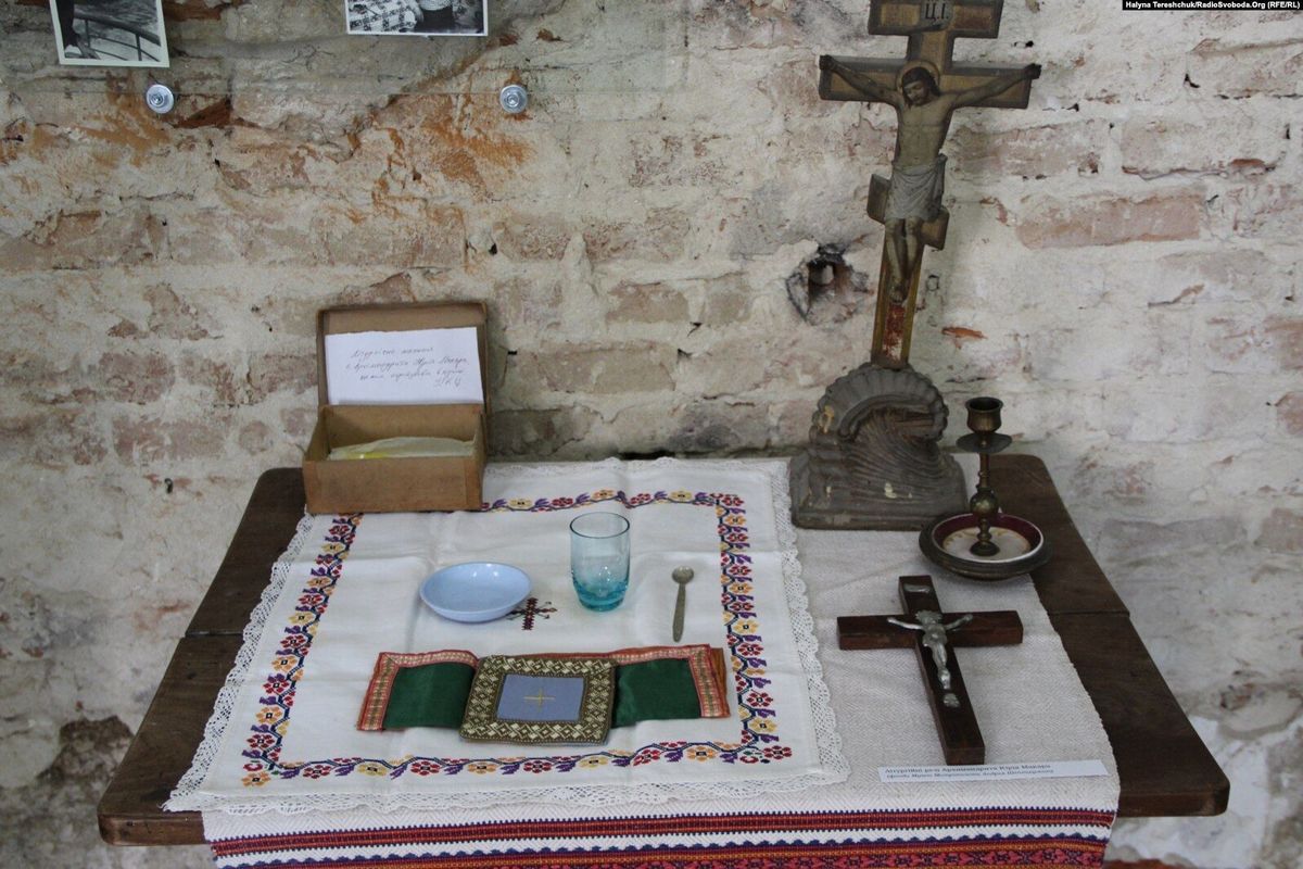 Приклад престолу на підпільній квартирі