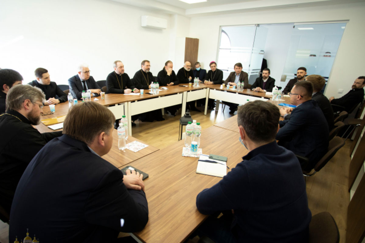 Будування мосту взаємодії: народні обранці обговорили з релігійними діячами потребу формування сімейної політики в Україні