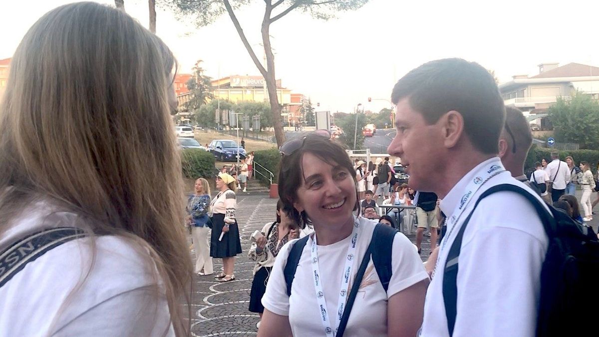 Єпископ Віталій Кривицький під час розмови з молоддю