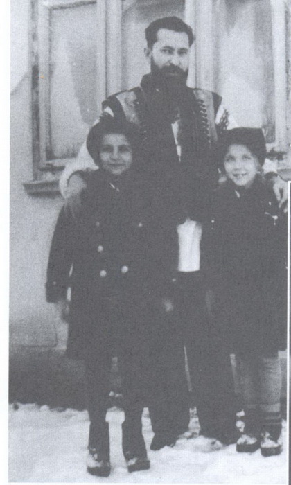 Владика Теодор Ромжа разом із племінницями у гуцульському вбранні