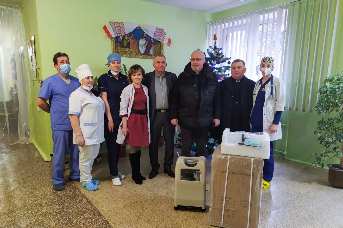 Владика Тарас Сеньків передав медичним закладам 15 кисневих концентраторів