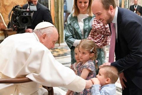 Папа: сім’я — головні ліки від матеріальної і духовної бідності