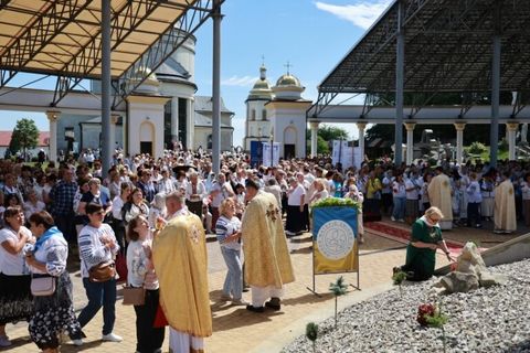 Дві тисячі матерів у молитві на Ясній Горі: єпископ Володимир Груца очолив Божественну Літургію у Гошеві