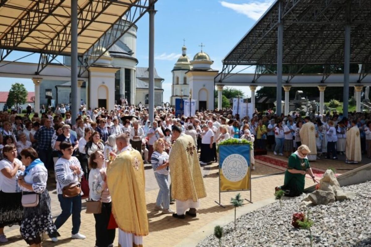 Дві тисячі матерів у молитві на Ясній Горі: єпископ Володимир Груца очолив Божественну Літургію у Гошеві