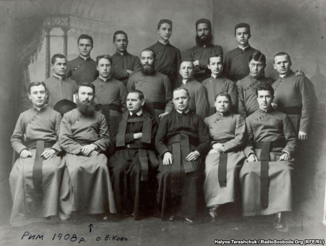 Отець Еміліян сидить другий зліва. Рим, 1908 рік