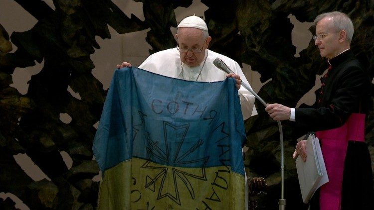 Папа Франциск із українським прапором, привезеним із Бучі, під час загальної аудієнції