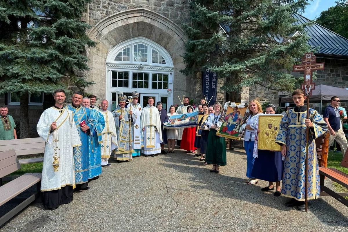 Духовенство та паломники з іконами під час 72-ї Успенської прощі
