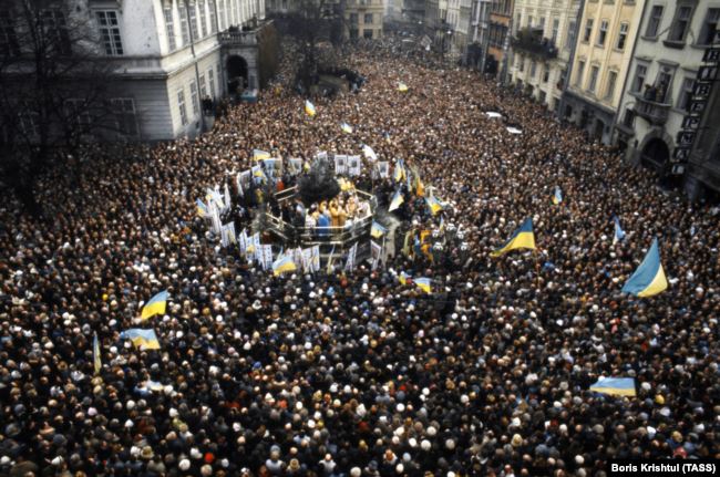 Під час відзначення свята Водохреща Українською Греко-Католицькою Церквою на площі Ринок у Львові, 11 квітня 1990 року