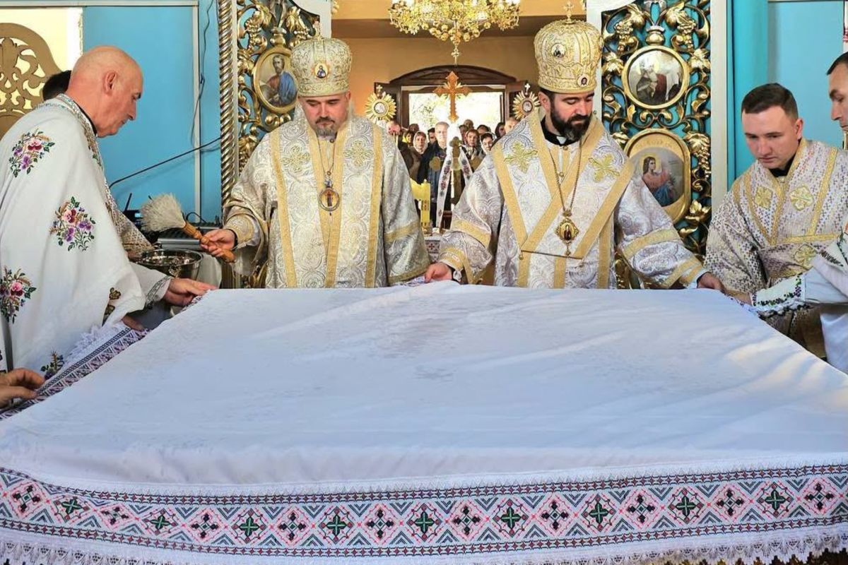 У селі Журів на Прикарпатті відбулося освячення престолу та проскомидійника
