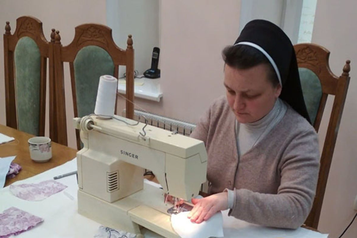 В Одесі парафіяни разом із сестрами служебницями НДМ самостійно шиють маски