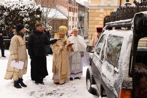 Парафіяни катедрального храму у Перемишлі придбали й освятили черговий автомобіль для потреб ЗСУ