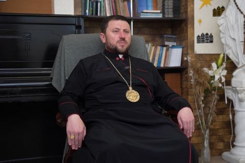 «Бог завжди є там, де біда й терпіння; Бог є з Україною», — кардинал Микола Бичок в інтерв’ю під обстрілами в Одесі