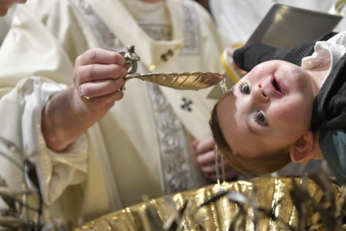 Папа Франциск: «Хрещення дитини — це акт справедливості щодо неї»