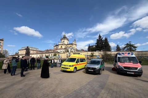 У Львові освятили чергові автомобілі швидкої допомоги, передані греко-католицькою парафією з Ганновера