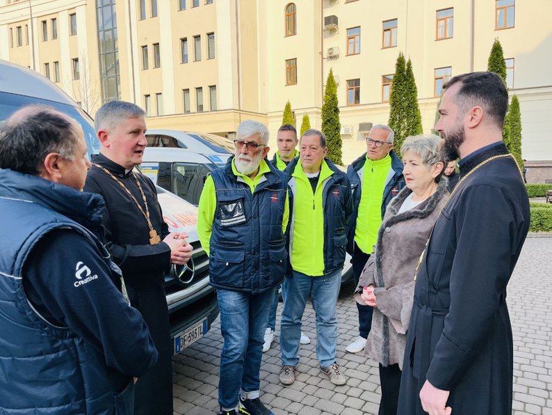 Іван Стефурак, Вікторія Плахта з італійськими волонтерами. Фото: Богдана Засідко