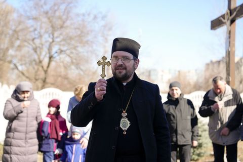 «Не переставати вірити у чудеса життя»: єпископ Максим Рябуха про молитву на вервиці за мир