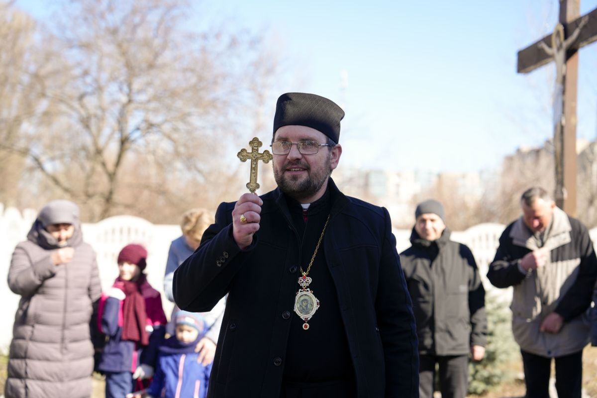«Не переставати вірити у чудеса життя»: єпископ Максим Рябуха про молитву на вервиці за мир