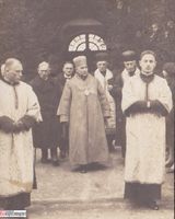 Владика Лятишевський (у центрі) після висвячення виходить з Катедри. Станиславів, 26 січня 1930 р.