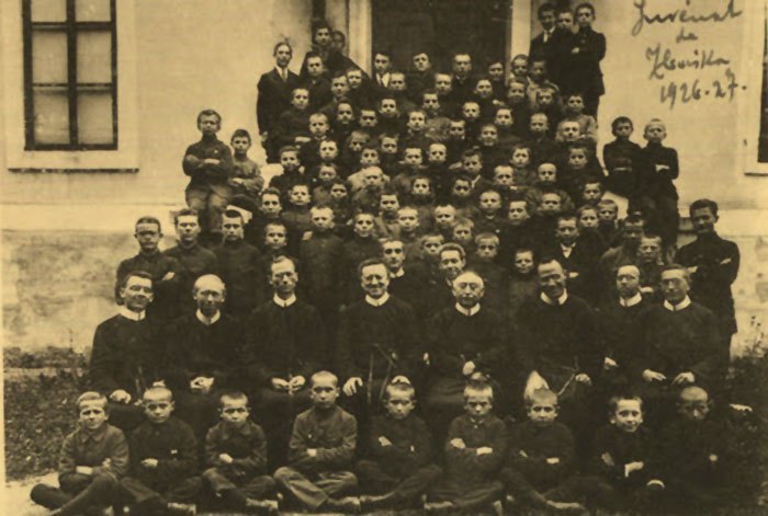 Отець Миколай Чарнецький (сидить у другому ряді третій праворуч) з отцями-редемптористами та вихованцями ювенату. 1926 – 1927 рр.