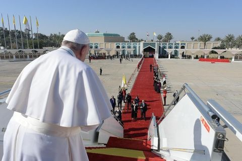 Папа Франциск відлетів з Багдада до Риму