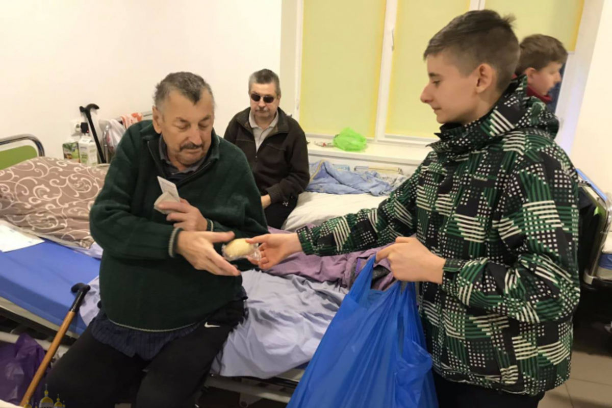 У День хворого молодь Тернополя відвідала пацієнтів в одинадцяти лікарнях міста