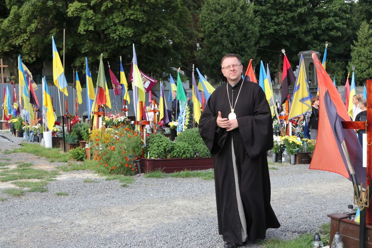 «На наших кладовищах багато життя», — владика Володимир Груца у розмові для німецької католицької радіостанції