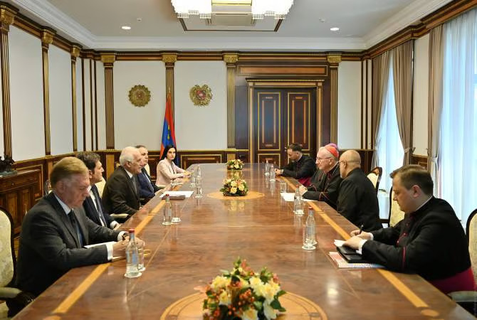 Президент Вірменії Ваагн Хачатрян зустрічається з кардиналом П'єтро Пароліном, Державним секретарем Ватикану, 12 липня (Фото: Офіс президента).
