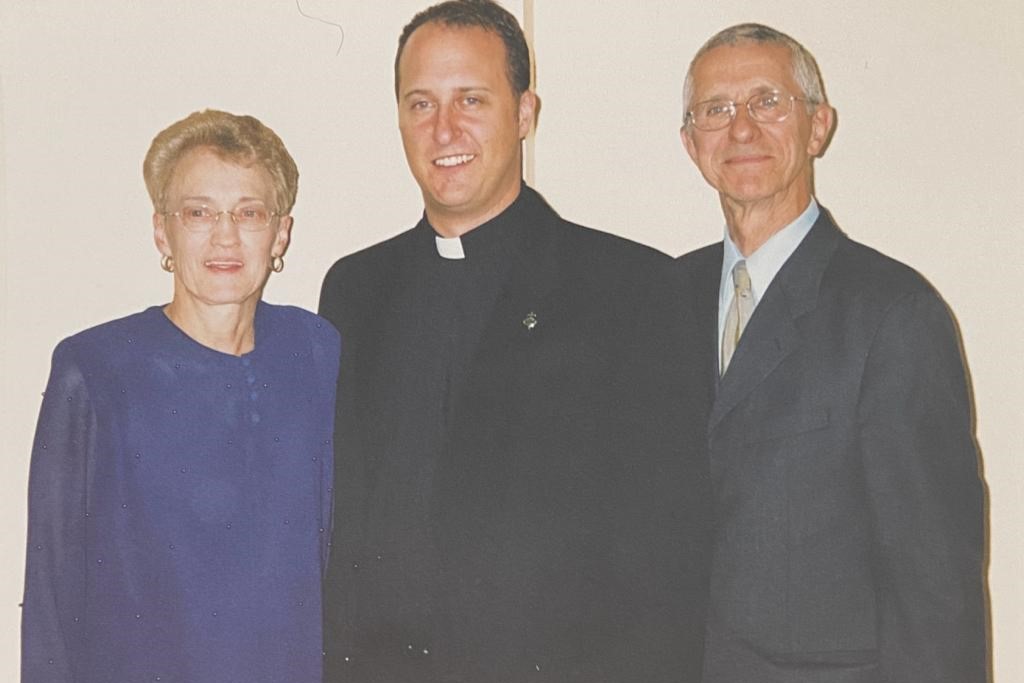 Отець Михайло Смолінський із своїми батьками Моррісом та Айріс під час своїх священничих свячень у 2003 році
