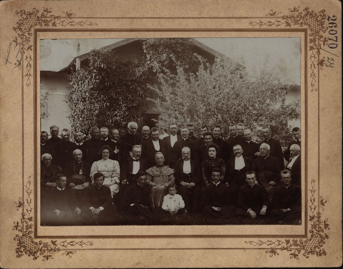 Єпископська візитація белзького деканату. Себечів, 27 травня 1906 р. (ЦДІАЛ, ф. 764, оп. 1, спр. 35, арк 7). о. К. Селецький сидить перший зліва у другому ряді