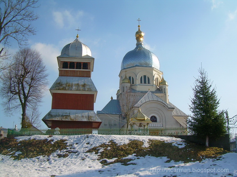 Церква Святого Івана Хрестителя 1924 року зі старою деревяною дзвіницею. Фото: Vicarman